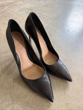 Lou Pump in Black Schutz